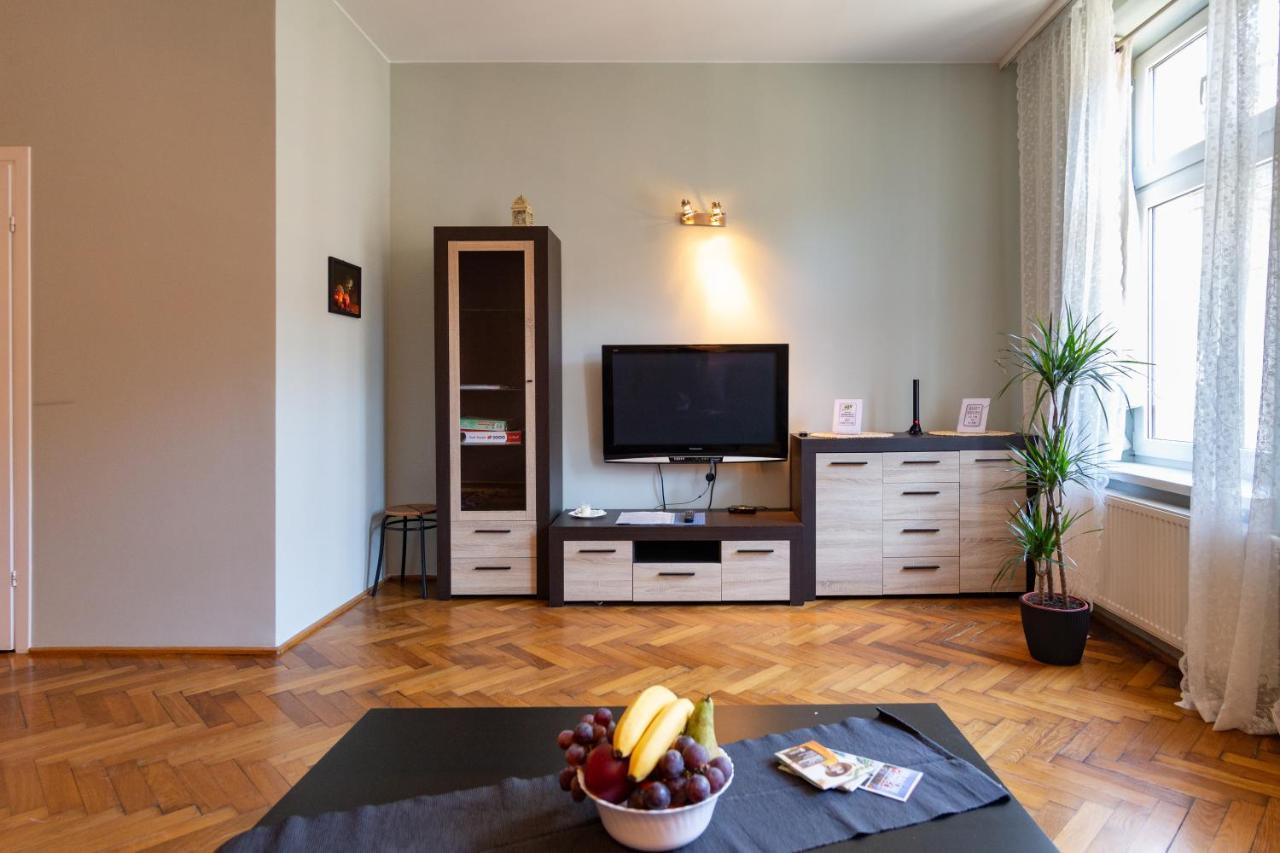 Spacious, Central & Artistic W/Brand New Bathroom! คราคูฟ ภายนอก รูปภาพ